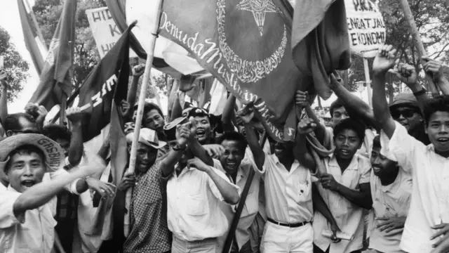 Oktober 1965: Sejumlah mahasiswa dari beberapa kelompok Islam dalam demonstrasi di jakarta menuntut pembubaran PKI.