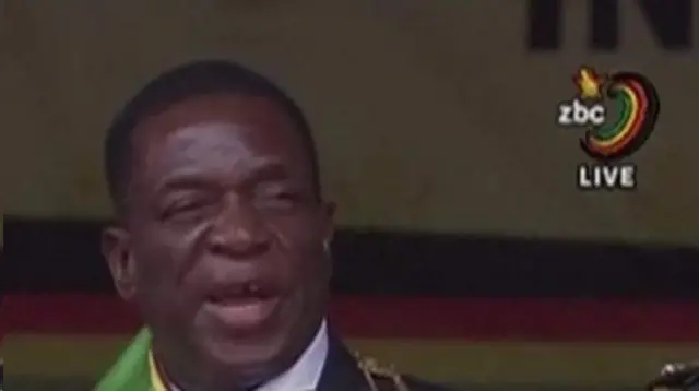 Prezida mushasha wa Zimbabwe Mnangagwa ariko arashikiriza ijambo abanyagihugu