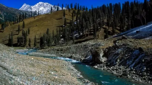 ਕਸ਼ਮੀਰ ਦੀ ਘਾਟੀ ਵਿੱਚੋਂ ਲੰਘ ਰਿਹਾ ਦਰਿਆ