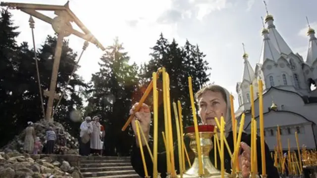 Lighting candles for executed prisoners in Butovo