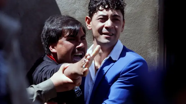 Un hombre reacciona en medio del ataque ocurrido este domingo en Kabul.