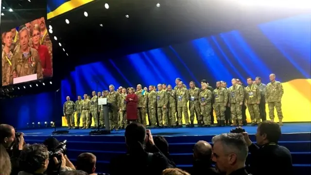 Тимошенко і військові на сцені