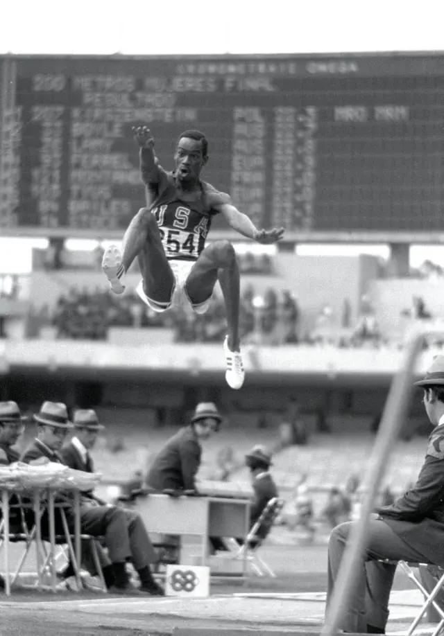 Bob Beamon wa Marekani avunja rekodi ya Long Jump katika michezo ya Olimpiki ya mwaka 1968 mjini Mexico