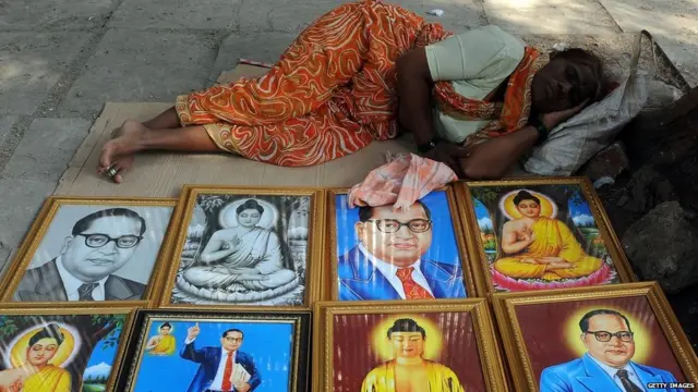 આંબેડકરની તસવીરો વેંચી રહેલી મહિલાની તસવીર