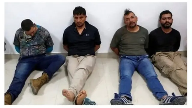 ፖሊስ ገለ ካብቶም ጥርጡራት ምስቲ ሒዘምዎ ዝነበሩ ዝበሎ ዕጥቅታት፡ ፓስፖርት ኮሎምብያን ካልእ ጭብጥታትን ንመራኸቢ ብዙሓን ኣርእዩ