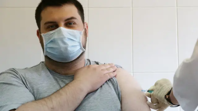 Некоторые пациенты все равно жаловались на побочки после "КовиВака"