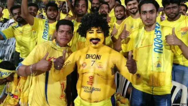ਚੇਨਈ ਸੁਪਰ ਕਿੰਗਜ਼ ਜਿਸ ਦੇ ਕਪਤਾਨ ਮਹਿੰਦਰ ਸਿੰਘ ਧੋਨੀ ਹਨ, ਦੇ ਪ੍ਰਸ਼ੰਸ਼ਕ ਇੱਕ ਆਈਪੀਐਲ ਮੈਚ ਦੌਰਾਨ।
