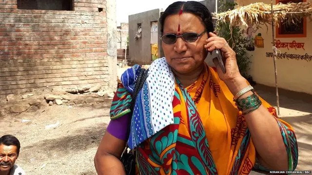 सुनंदा खराटे या विधवा आणि परित्यक्ता महिलांसाठी सामाजिक कार्य करतात.