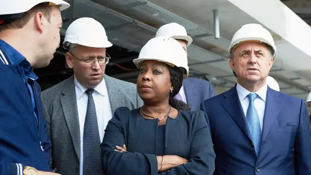 Fatma Samoura, avec le ministre russe des sports et le comité d'organisation local pour la coupe du monde 2018 à Moscou