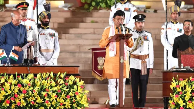 रामेश्वर तेली राज्य मंत्री के रूप में शपथग्रहण करते हुए