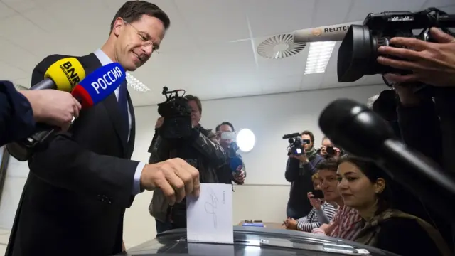 Марк Рютте голосует на референдуме