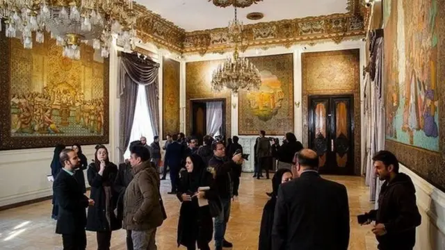 بهمن ۹۸ درهای کاخ مرمر به روی خبرنگاران باز شد. مسئولان میراث فرهنگی از آسیب گسترده به این کاخ خبر داده بودند