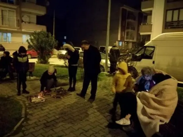 Balıkesir'de deprem sonrası sokağa çıkan vatandaşlar