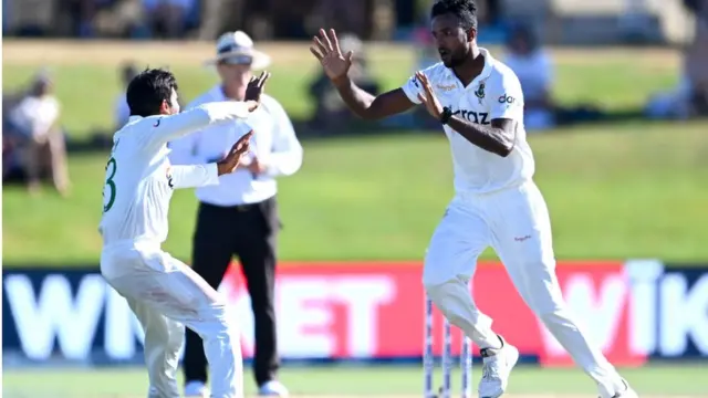 হেনরি নিকোলাসের উইকেট নেয়ার পর এবাদত হোসেনের উল্লাস