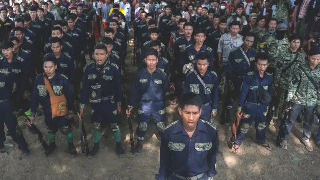 সাগাইঙ্গ অঞ্চলের বিদ্রোহীরা বিদ্রোহের গান গাইছেন।