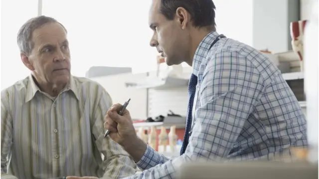 HOmbre de mediana edad hablando con el doctor