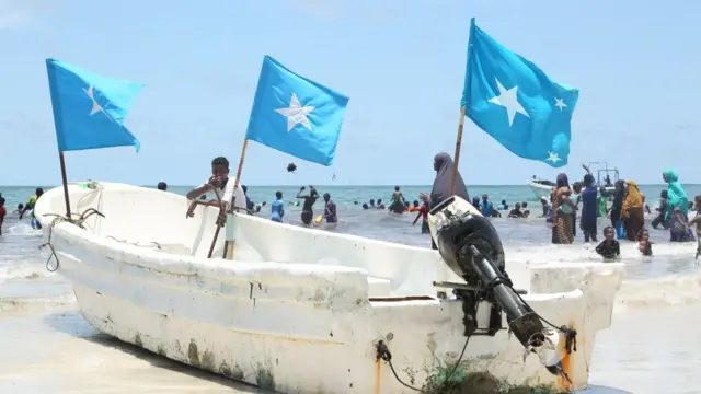 Calanka Soomaaliya ayaa lagu xiray doomaha dadka lagu damaashaado