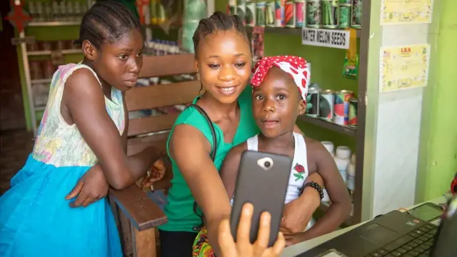 дитина і смартфон