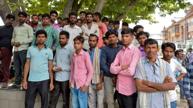 কাশ্মীর উপত্যকা ছাড়ছেন ভারতের অন্যান্য জায়গা থেকে আসা শ্রমিকরা