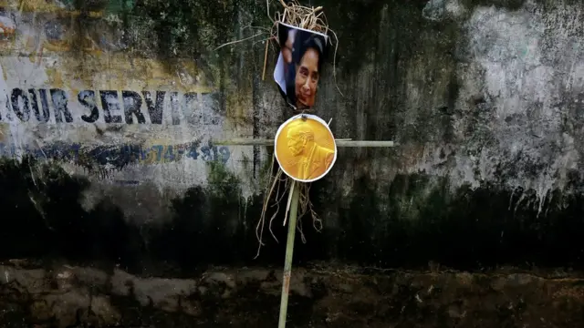 示威者打出的牌子上贴有昂山素季的照片