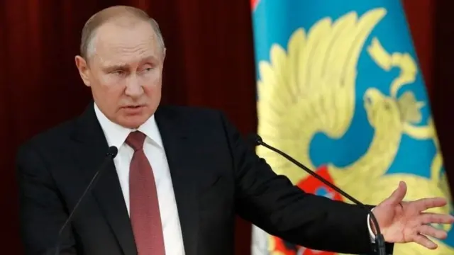 ولادیمیر پوتین با طرح این پیشنهاد تلویحا آمریکا را به این چالش کشانده که چرا ایالات متحده خود را در جایگاه بازخواست کردن از شهروندان کشورهای دیگر می‌بیند بدون این که برای دولت‌های دیگر هم چنین جایگاهی را متصور شود