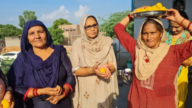 रवि दहिया के रजत पदक जीतने पर उनके घर पर लड्डू बांटता उनका परिवार