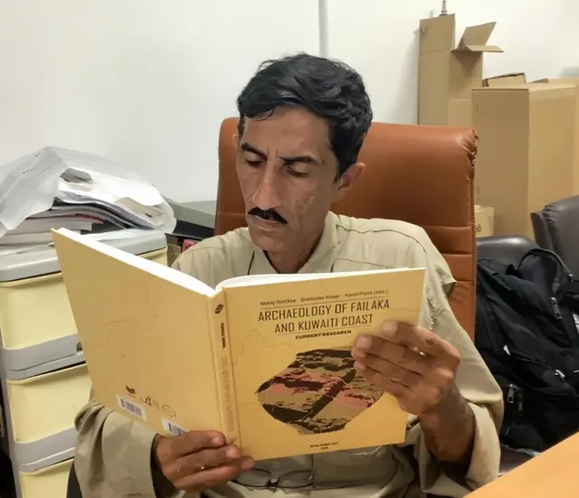 حسن الفيلكاوي يقرأ كتابا عن الآثار في فيلكا والساحل الكويتي