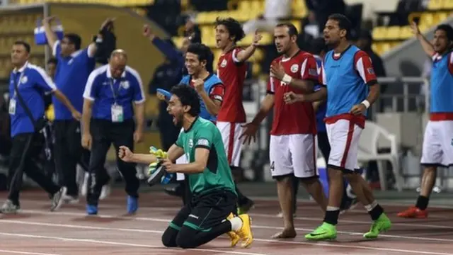 Los jugadores yemeníes celebran su victoria sobre Tayikistán.