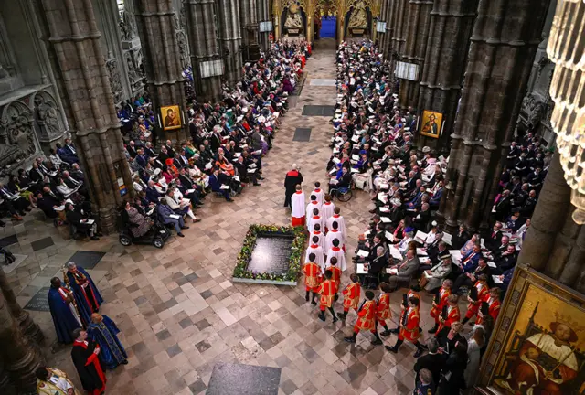 Vue générale de l'intérieur de l'abbaye de Westminster alors que le chœur arrive avant le couronnement du roi Charles III et de la reine Camilla.