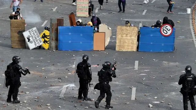 A polícia tenta desbloquear as estradas e avenidas tomadas pelos manifestantesvalsports palpitesCali