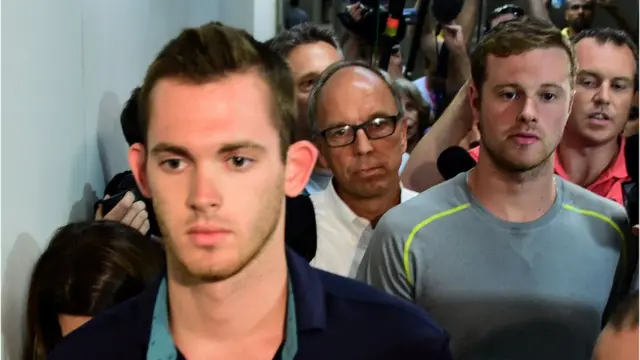 Gunnar Bentz y Jack Conger saliendo de la estación de policía del aeropuerto de Río