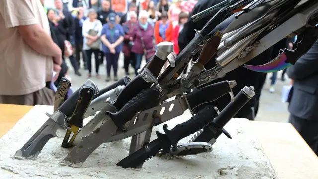 조각상에는 한 부모가 아들의 방에서 찾았다며 가져온 칼도 포함되어 있다