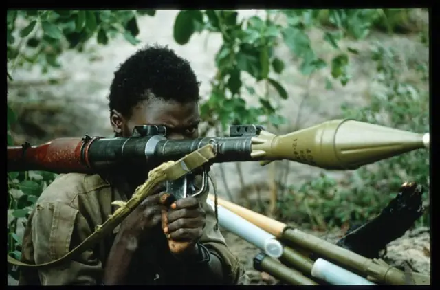 Waasi wa Unita r waliungwa mkono na Marekani na Afrika Kusini , walipambana na wapiganaji wa Angola wa MPLA kwa miaka 27 -katika mzozo wa vita baridi uliodumu kwa muda mrefu