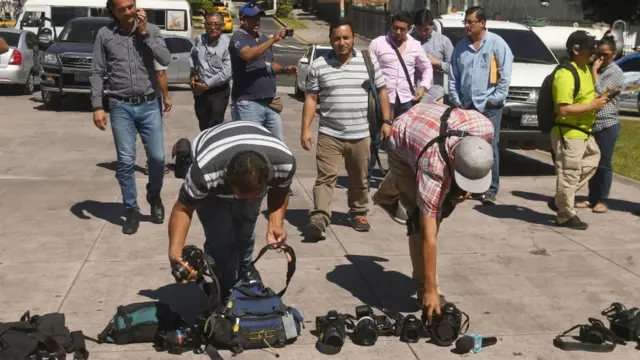 Periodistas y camarógrafos salvadoreños protestan por la muerte de uno de ellos a manos de las maras.