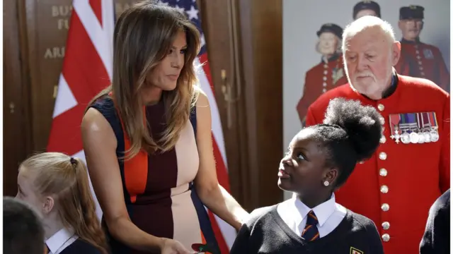 Đệ nhất Phu nhân Melania Trump giúp các em nhỏ làm hoa anh túc cài áo khi bà đi thăm các cựu chiến binh Anh tại Bệnh viện Hoàng gia Chelsea, London, sáng 13/7 trong ngày thứ hai của chuyến công du tới Anh của Tổng thống Trump.