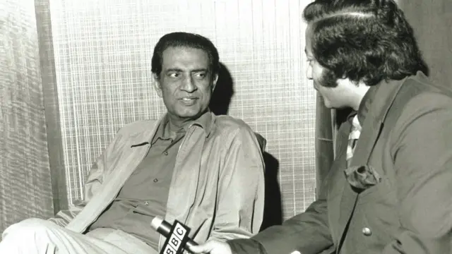 ভারতীয় চলচ্চিত্র নির্মাতা সত্যজিৎ রায়ের সাক্ষাতকার নিচ্ছেন শ্যামল লোধ। লন্ডন, ১৯৭৩ সাল।