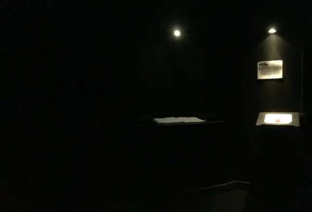 Lámpara en medio de la oscuridad