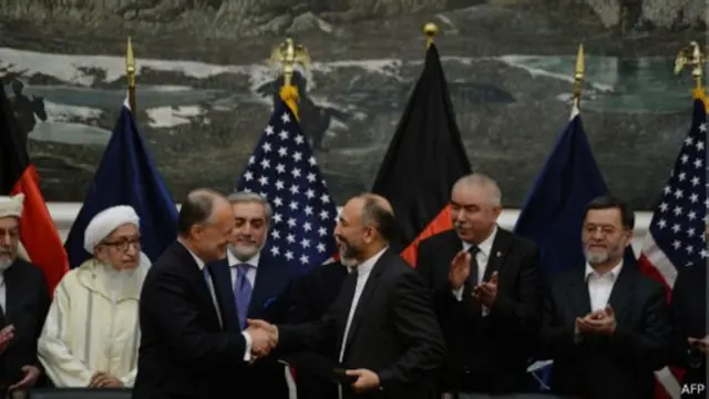 توافقنامه امنیتی را در روز اول کار آقای غنی، حنیف اتمر و جیمز کانینگهام امضا کردند