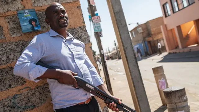 Wani jami'in tsaro na farin kaya na sintiri a unguwar Alexander a birnin Johannesburg ranar 3 ga watan satumba, 2019.