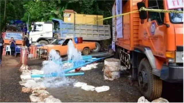 গুহা থেকে পানি পাম্প করে বাইরে ফেলা হচ্ছে