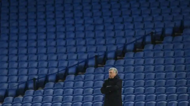 тренер "Эвертона" Карло Анчелотти во время матча в коронавирусном сезоне