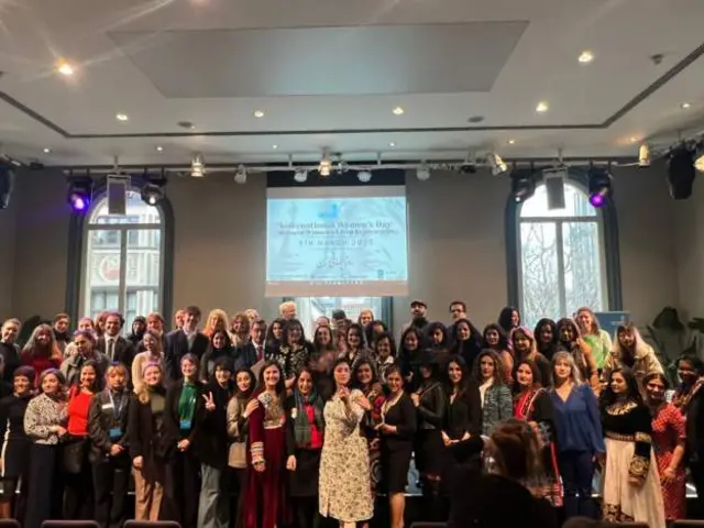 د ښځو نړیوالې ورځې په مناسبت د بریتانیا په پلازمېنه لندن کې نن له افغان ښځو سره د پيوستون او له هغوی د ملاتړ په موخه غونډه وشوه.