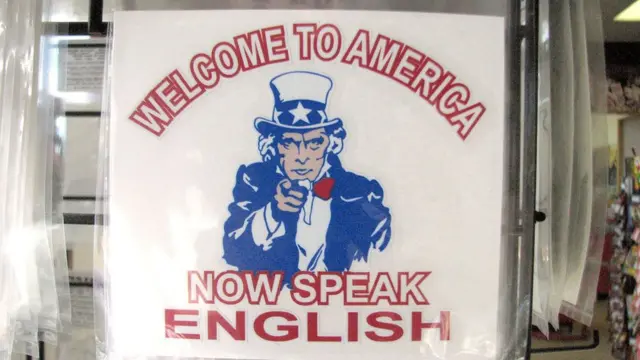 Cartel que dice: "Bienvenido a EE.UU., ahora hable inglés"