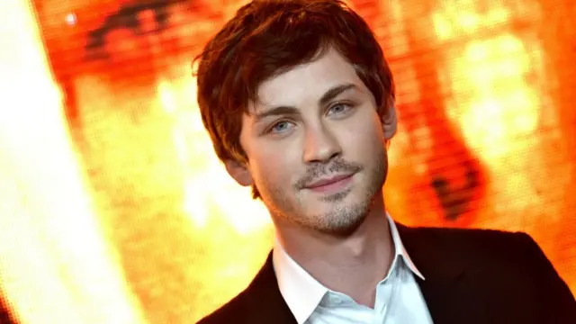 В главной роли 19-летнего Джоны Хайдельбаума снялся 28-летний еврейский актер Логан Лерман