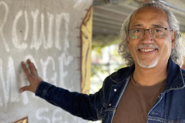 "La frontera nos cruzó", dice Roberto R. Pozos frente a una parte de un mural original de Chicano Park.