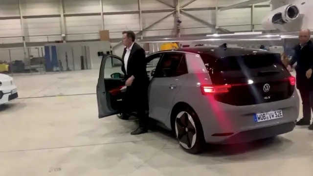 ایلان ماسک هنگام بازگشت از آلمان در فرودگاه با مدیر فولکسواگن دیدار کرد