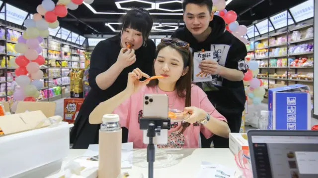 চীনের একজন ভিডিও ব্লগার বা ভ্লগার।