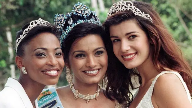 डायना हेडेन (बीच में)