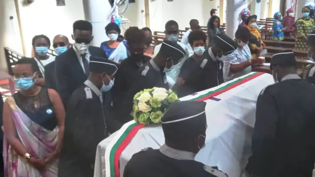 Ubwo imisa yo kumusezerako yari isozereye