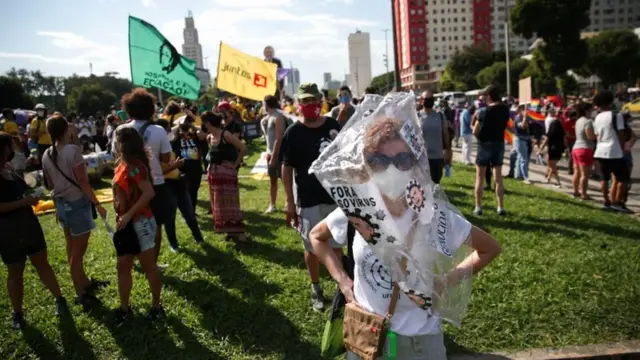 Manifestantes durante ato contra Bolsonaro no Rio